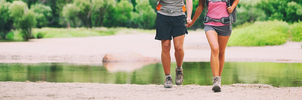 Becken und Beine von einem Mann und einer Frau bei einer Wanderung in der Natur