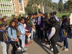 After his scientific speech Dr. Ulrich Randoll is surrounded by students. They take the chance to ask him questions on campus of AIIMS, New Delhi, Indias largest university of medical science. 
